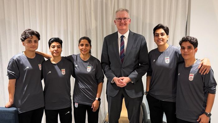 Tony Burke posa junto a jugadoras de la Selección Femenina de Irán | AP