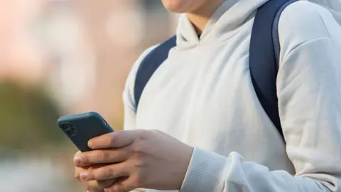 El debate surge ante preocupaciones por el impacto del uso excesivo de tecnología en niñas, niños y adolescentes. / iStock