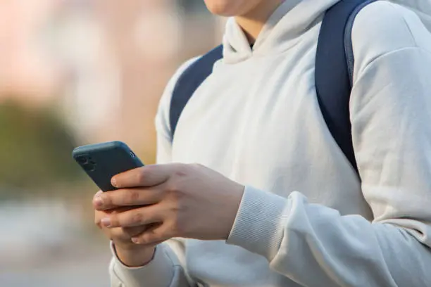 El debate surge ante preocupaciones por el impacto del uso excesivo de tecnología en niñas, niños y adolescentes. / iStock