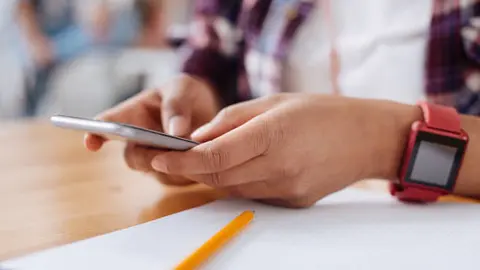 El uso de teléfonos móviles en las escuelas podría cambiar tras el análisis que impulsa la Secretaría de Educación Pública. / iStock