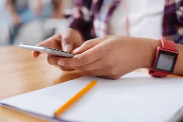El uso de teléfonos móviles en las escuelas podría cambiar tras el análisis que impulsa la Secretaría de Educación Pública. / iStock