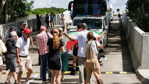 Un grupo de personas protesta frente al autobús que, supuestamente, trasladó a las jugadoras iraníes | AP