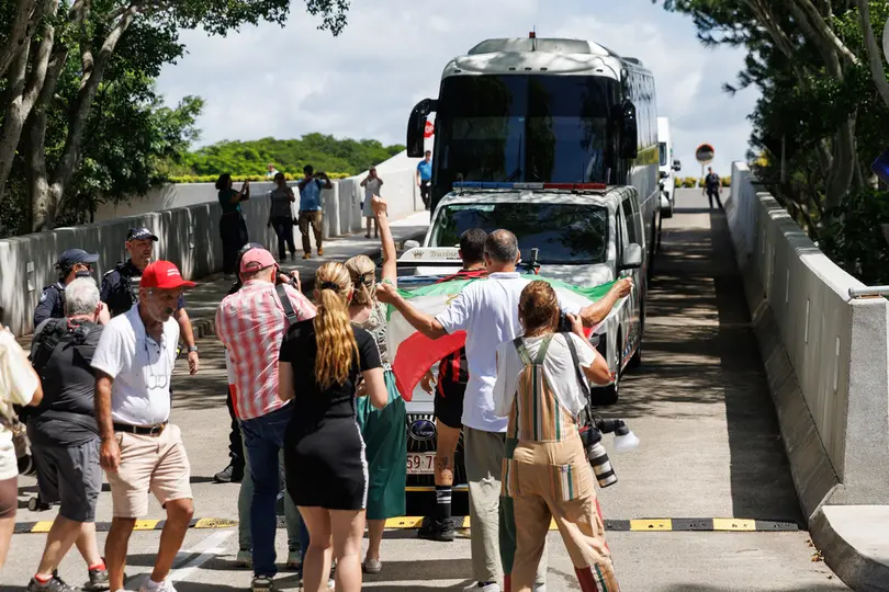 Un grupo de personas protesta frente al autobús que, supuestamente, trasladó a las jugadoras iraníes | AP