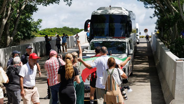 Un grupo de personas protesta frente al autobús que, supuestamente, trasladó a las jugadoras iraníes | AP