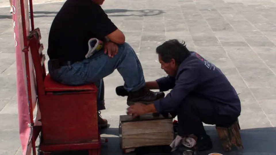 Bolero muere tras desvanecerse en calles del Centro de la CDMX mientras trabajaba