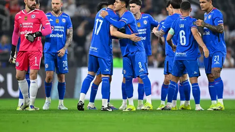 Gudiño y jugadores de Cruz Azul tras la victoria ante Monterrey | MEXSPORT