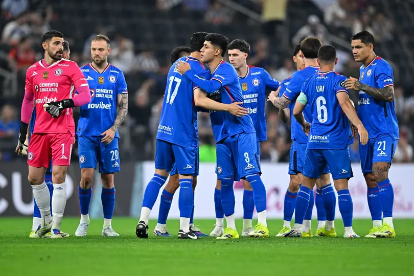 Gudiño y jugadores de Cruz Azul tras la victoria ante Monterrey | MEXSPORT