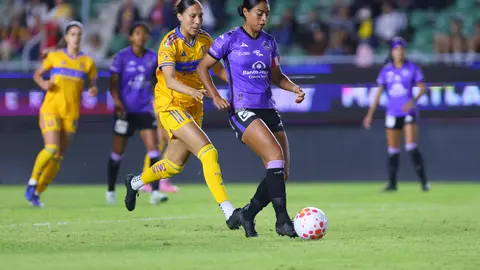 Myra Delgadillo y Vasthy Delgado en disputa del balón en el partido entre Tigres y Mazatlán en el Clausura 2026 | IMAGO 7