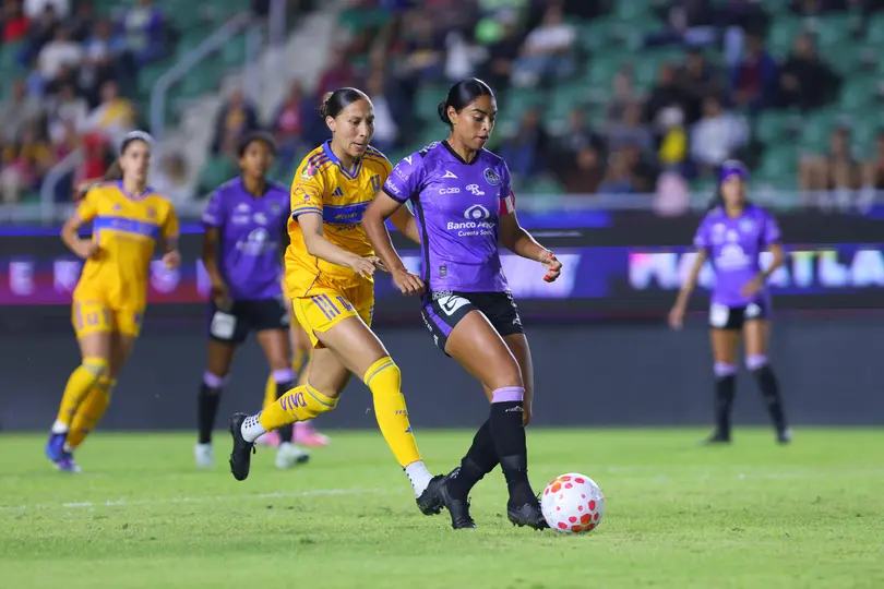 Myra Delgadillo y Vasthy Delgado en disputa del balón en el partido entre Tigres y Mazatlán en el Clausura 2026 | IMAGO 7