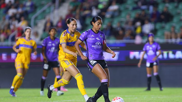 Myra Delgadillo y Vasthy Delgado en disputa del balón en el partido entre Tigres y Mazatlán en el Clausura 2026 | IMAGO 7