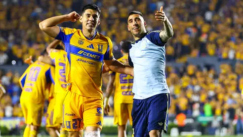 Gorriarán en celebración con Jesus Angulo en partido de Tigres | IMAGO 7