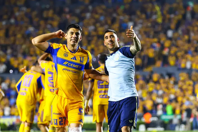 Gorriarán en celebración con Jesus Angulo en partido de Tigres | IMAGO 7