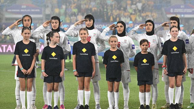 Jugadoras de la Selección de Irán en la ceremonia de los himnos previo a su partido de la Copa Asiática Femenina | AP