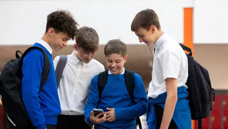 ¿SEP prohíbe a estudiantes uso de celulares en las escuelas? Esto se sabe