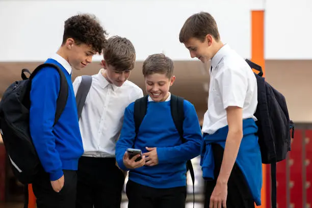 La regulación de celulares busca ordenar el uso de dispositivos digitales dentro de las aulas. / iStock
