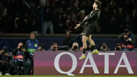 Khvicha Kvaratskhelia celebrando su gol ante el Chelsea l AP