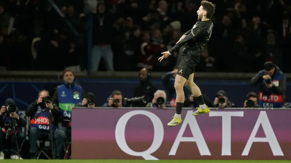 Khvicha Kvaratskhelia celebrando su gol ante el Chelsea l AP