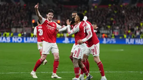 Jugadores de Arsenal celebran el gol de Havertz en el partido ante Leverkusen en Champions League | AP