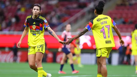Montse Saldívar y Geyse Ferreira en el Clásico de Chivas ante América | IMAGO 7