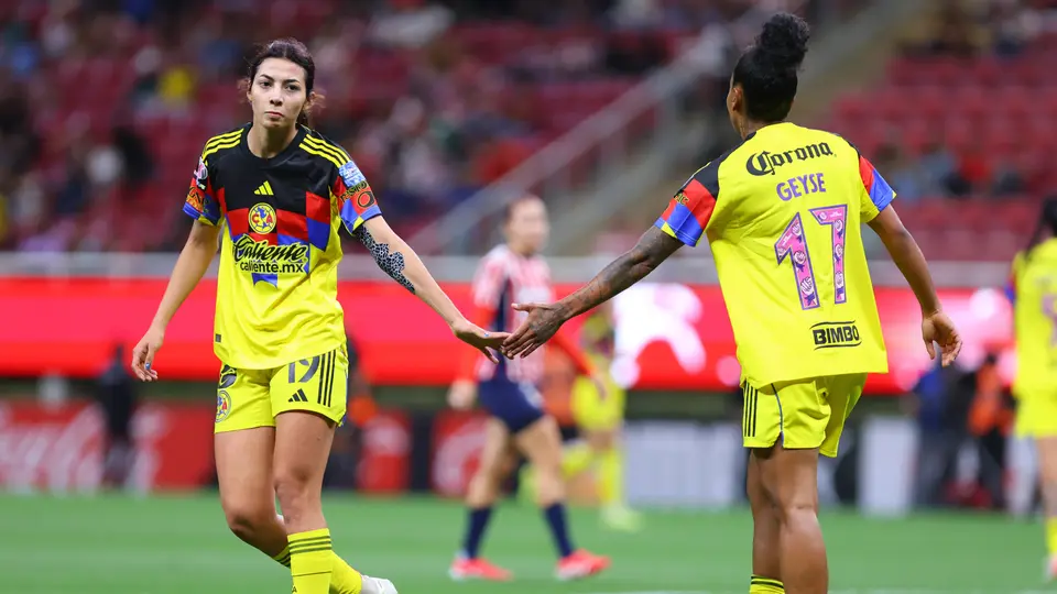 Montse Saldívar y Geyse Ferreira en el Clásico de Chivas ante América | IMAGO 7