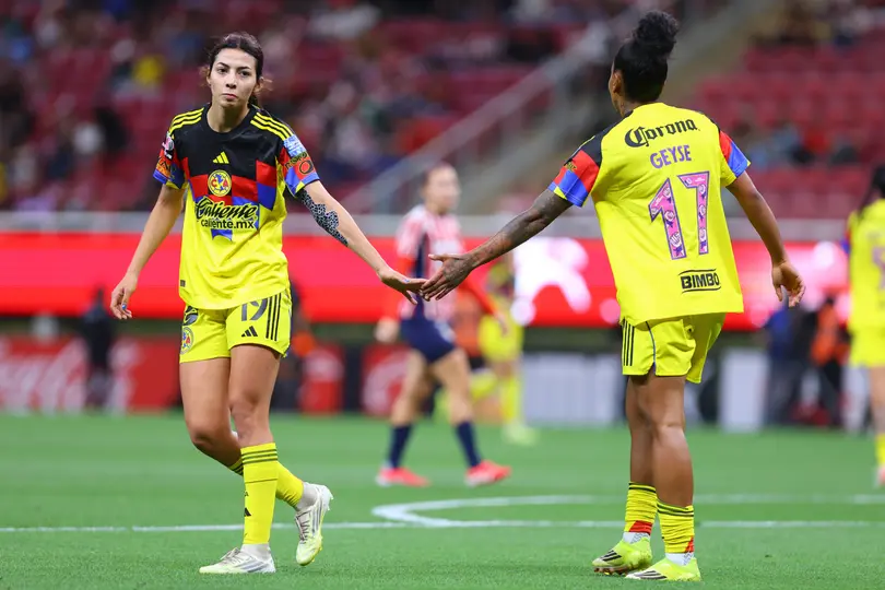 Montse Saldívar y Geyse Ferreira en el Clásico de Chivas ante América | IMAGO 7
