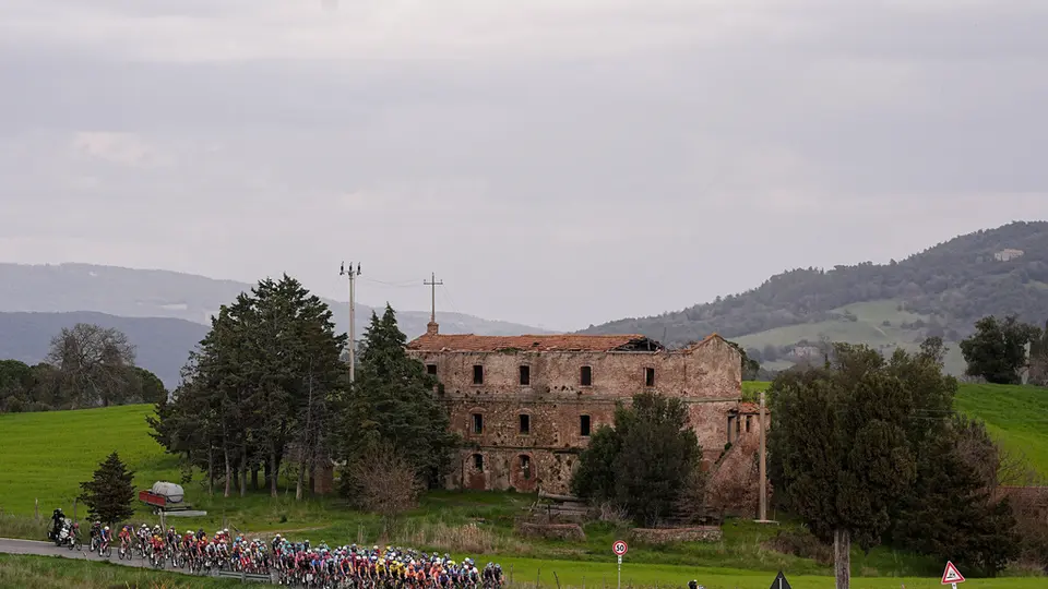 El pelotón principal durante la Etapa 3 del Tirreno-Adriático 2026 | AP