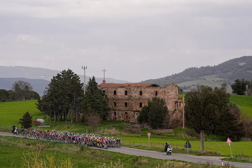 El pelotón principal durante la Etapa 3 del Tirreno-Adriático 2026 | AP