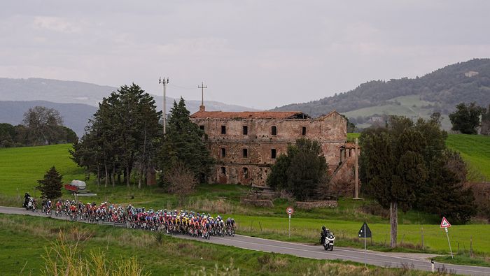 El pelotón principal durante la Etapa 3 del Tirreno-Adriático 2026 | AP
