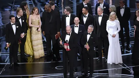 El productor Jordan Horowitz detuvo los discursos de agradecimiento y aclaró en el escenario que “Moonlight” era la verdadera ganadora del Oscar a mejor película. / AP