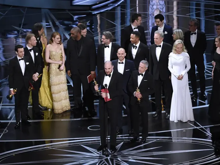 El productor Jordan Horowitz detuvo los discursos de agradecimiento y aclaró en el escenario que “Moonlight” era la verdadera ganadora del Oscar a mejor película. / AP