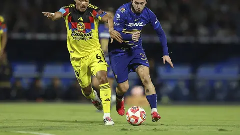Jonathan dos Santos peleando el balón ante Jordan Carrillo | MEXSPORT