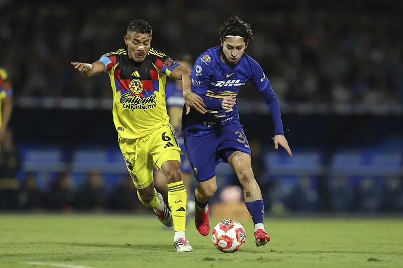 Jonathan dos Santos peleando el balón ante Jordan Carrillo | MEXSPORT