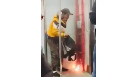Usuarios captaron en video el momento en que se generó humo dentro del convoy del Metro capitalino. /  RS