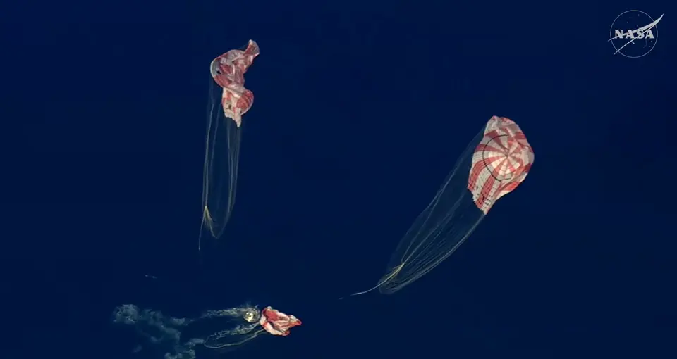 La cápsula desplegó sus paracaídas para descender de forma controlada hasta caer en el océano Pacífico. / NASA