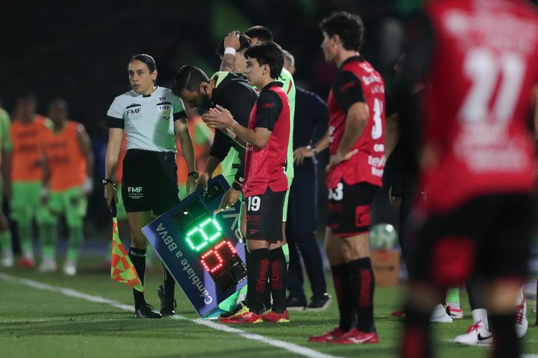 Gilberto Mora entrando de cambio ante Juárez | MEXSPORT