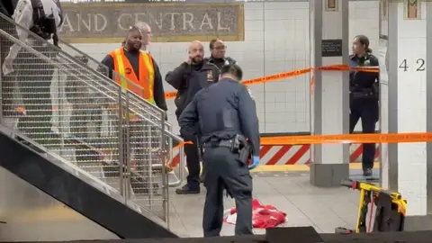 La policía tuvo que abatir al atacante por no querer soltar el machete y lanzarse contra las autoridades / Redes Sociales