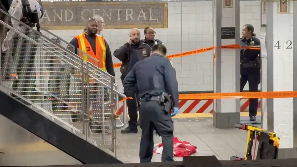 La policía tuvo que abatir al atacante por no querer soltar el machete y lanzarse contra las autoridades / Redes Sociales