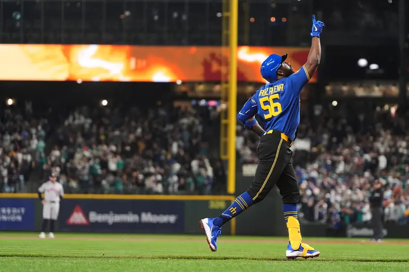 Randy Arozarena con los Seattle Mariners tras conectar su primer HR de la temporada I AP