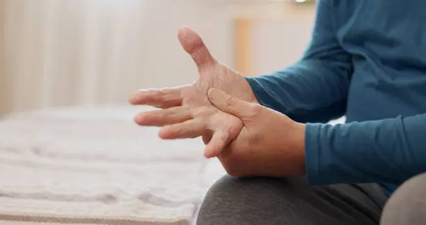Especialistas advierten que el temblor no siempre es la primera señal de la enfermedad. / iStock