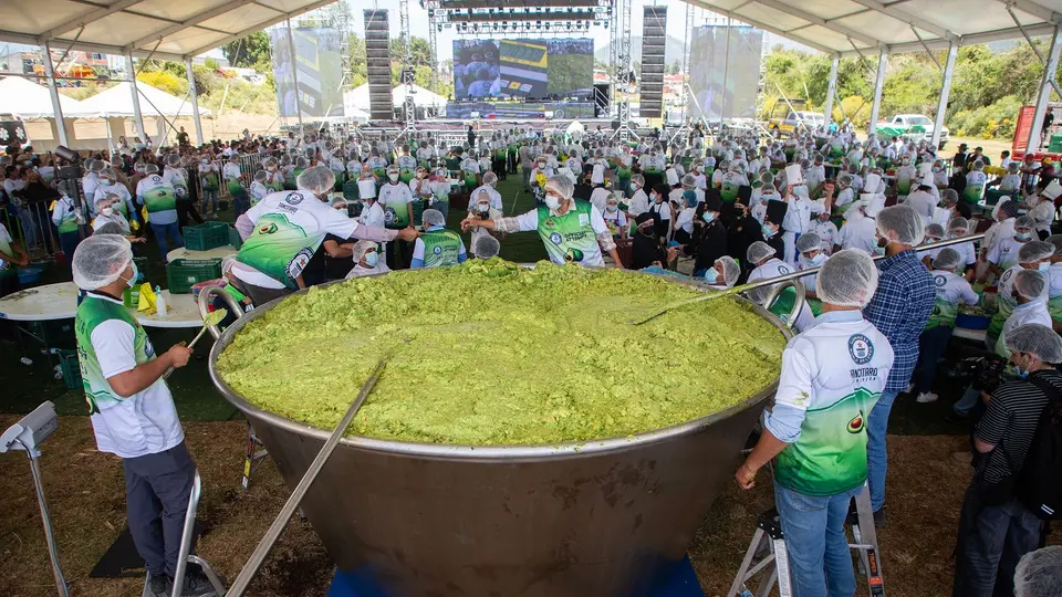 Michoacán rompe Récord Guinness con el guacamole más grande del mundo: supera las 6 toneladas