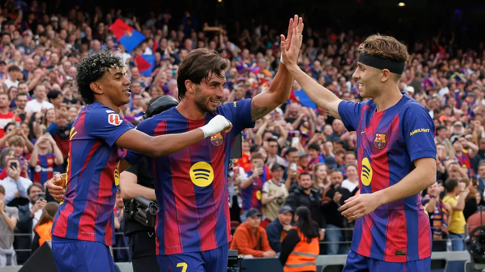 Lamine Yamal y Ferrán Torres, jugadores del Barcelona ante Espanyol | AP