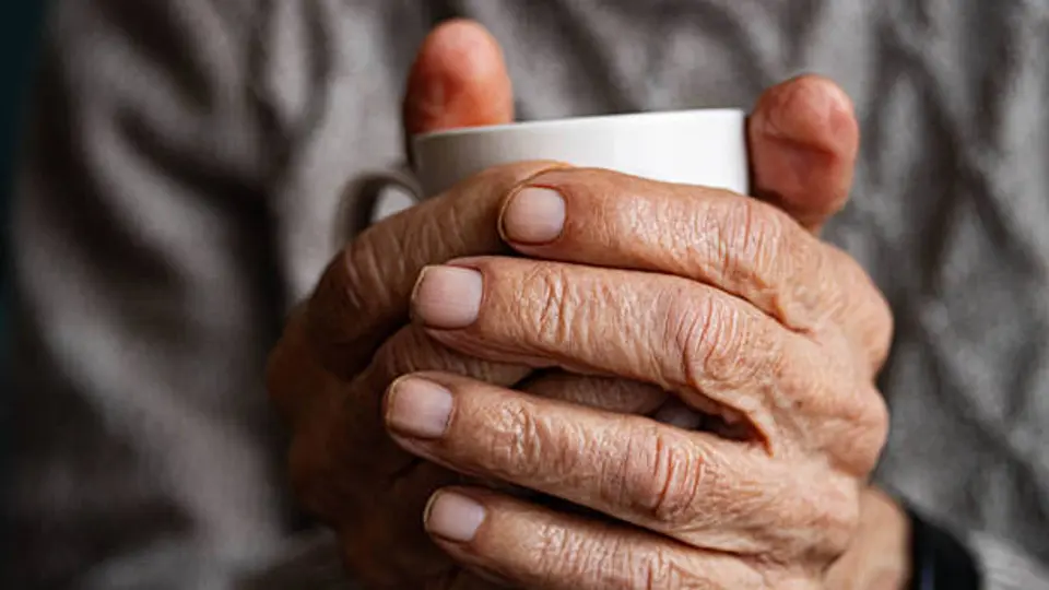 La enfermedad de Parkinson incluye más que alteraciones motoras, con impactos en la cognición y la conducta. / iStock