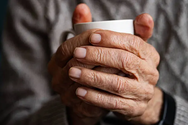 La enfermedad de Parkinson incluye más que alteraciones motoras, con impactos en la cognición y la conducta. / iStock