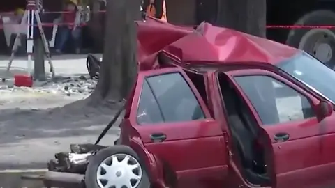 Las personas que fallecieron iban a bordo del auto rojo sobre Calzada Ignacio Zaragoza / Redes Sociales