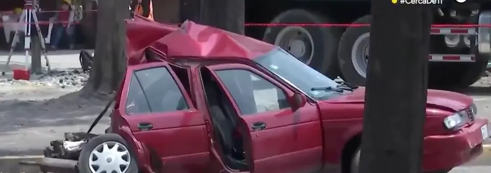Las personas que fallecieron iban a bordo del auto rojo sobre Calzada Ignacio Zaragoza / Redes Sociales