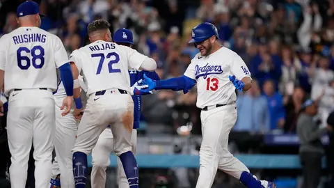 Bulpen de los Dodgers celebra la carrera de Max Muncy I AP