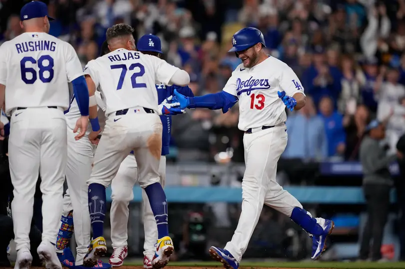 Bulpen de los Dodgers celebra la carrera de Max Muncy I AP