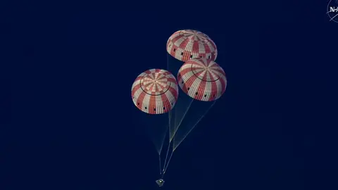 La cápsula Orion amerizó en el océano Pacífico tras completar con éxito la misión Artemis II de la NASA. / NASA