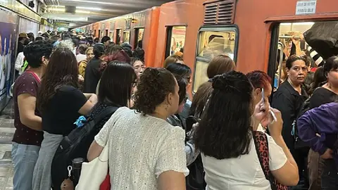 Los usuarios debían esperar muchos minutos para poder subirse a uno de los trenes/X: @EnFocoNoticias1