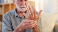 Día Mundial del Parkinson: síntomas que aparecen antes del temblor y cómo detectarlos